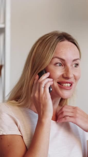 Vídeo Vertical Telemóvel Falar Uma Chamada Amigável Mulher Positiva Inspirada — Vídeo de Stock