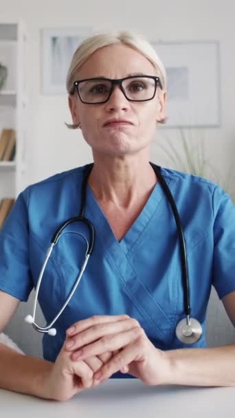 Verticale Video Boze Vrouwelijke Dokter Slecht Werk Instructiefout Gekke Vrouw — Stockvideo