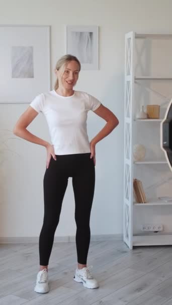 Vídeo Vertical Sport Vlog Entrenamiento Fitness Slim Atractiva Dama Instructor — Vídeo de stock
