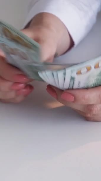 Lodret Video Pengebesparelser Udenlandsk Valuta Finansielt Budget Nærbillede Kvindelige Hænder – Stock-video