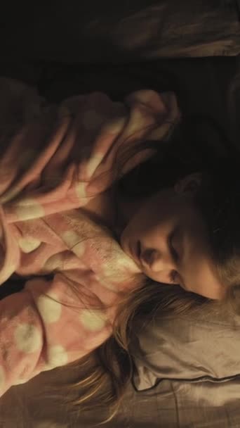 Video Vertical Ora Culcare Copilului Noapte Bună Îngrijirea Părinţilor Mama — Videoclip de stoc
