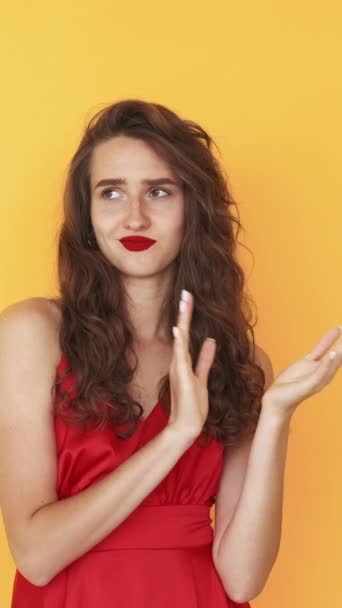 Video Vertical Aplauze Pentru Femeie Felicitări False Expresia Memei Sceptic — Videoclip de stoc