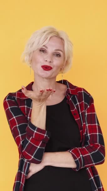 Vertikales Video Pustekuchen Glückliche Frau Geliebter Ausdruck Lächelnde Dame Mittleren — Stockvideo