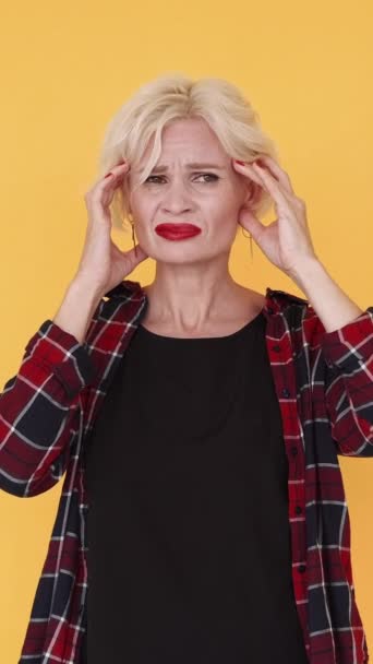 Pionowe Wideo Frustracja Bólem Głowy Cierpiąca Kobieta Złe Przeczucia Depresja — Wideo stockowe
