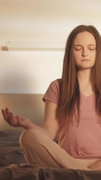 Vertikal Video Morgenyoga Hjemmeditasjon Mindfulness Trening Avslappet Fredelig Kvinne Sittende – stockvideo