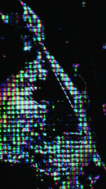 垂直ビデオ デジタルスプラッシュ 輝きを放て 電子歪み 濃い黒の抽象的な背景に蛍光青ピンク緑の色のピクセルの液晶スプラッタ — ストック動画