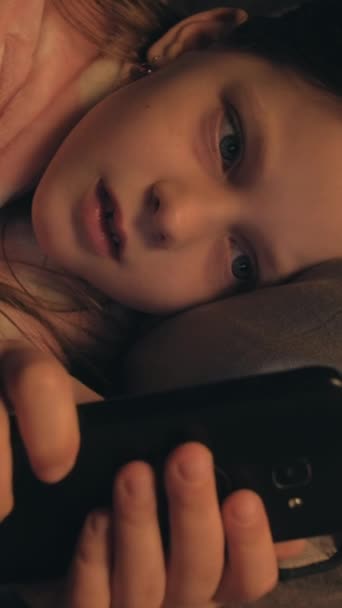 Κάθετο Βίντεο Ώρα Για Ύπνο Νύχτα Απευθείας Σύνδεση Άγρυπνο Παιδί — Αρχείο Βίντεο