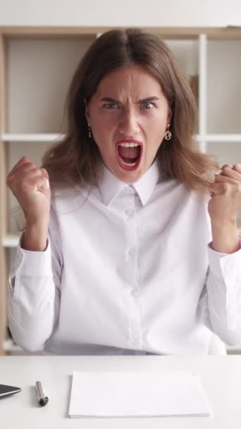 Verticale Video Woede Woede Kantoorvrouw Werkproblemen Woede Dame Elegante Shirt — Stockvideo