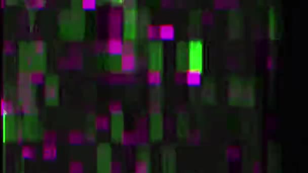 グリッチノイズアナログ歪み 周波数エラー 濃い黒の抽象的な背景の上に紫色の緑の色の本当の穀物テクスチャ静的なピクセルアーティファクト — ストック動画