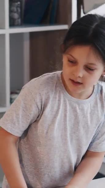 Vertikales Video Künstlerisches Hobby Kreatives Mädchen Malschule Weibliches Kind Beginnt — Stockvideo