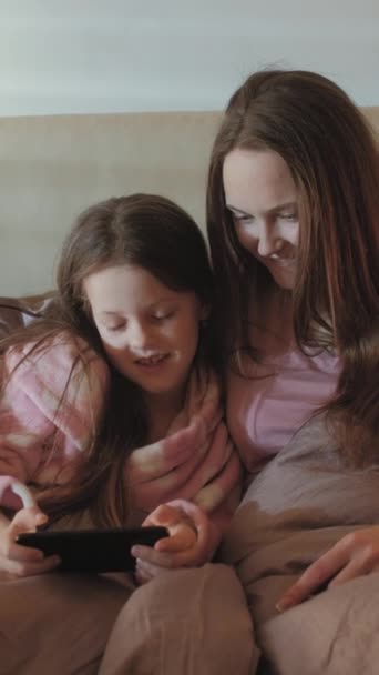 Κάθετο Βίντεο Οικογενειακό Εργαλείο Ελεύθερος Χρόνος Ψηφιακό Σαββατοκύριακο Χαλαρωμένη Μητέρα — Αρχείο Βίντεο