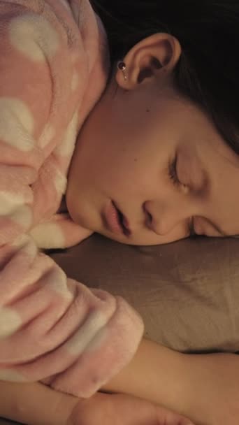 垂直录像 夜间恐怖 孩子的噩梦惊慌失措的睡梦中小女孩从可怕的恶梦中醒来 在床上尖叫着 — 图库视频影像