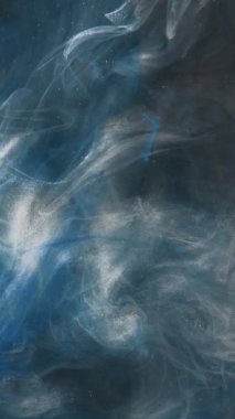 Dikey video. Pırıltılı sis. Mürekkep suyu. Yaratıcı giriş. Mavi gri renkli parlak parçacıklar buharda yüzen hareketli soyut sanat arka planı.