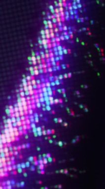 Dikey video. Neon parıltıları. Bulanık ışık. Dijital arıza. Mozaik doku. Odaklanmamış mor mavi renk koyu siyah soyut sanat arka planında parlayan sıvı kristal hareket.