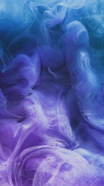 垂直ビデオ 香水の色 蒸気雲 インクの水 幻想の夢 青紫色の光る粒子煙の流れの動きの抽象的なアートの背景 — ストック動画