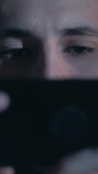 Video Verticale Orrore Online Film Notturno Serata Gadget Preoccupato Uomo — Video Stock