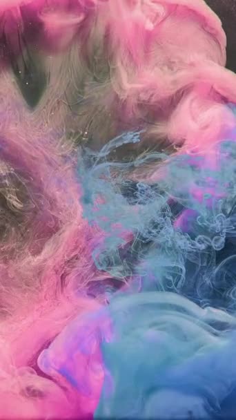 垂直ビデオ ペイントスプラッシュ インクの水 明らかに効果がある 爆発蒸気 ピンクブルーの煙雲の動き黒の輝きダスト抽象的な背景 — ストック動画