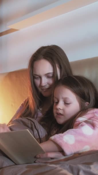 Vídeo Vertical Lectura Infantil Noche Familiar Hora Dormir Relajada Madre — Vídeo de stock