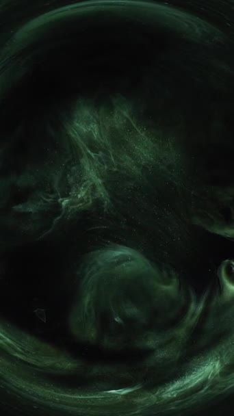 垂直录像 闪耀的薄雾 圆形框架 神秘漩涡 在漆黑的黑色抽象背景下 绿色的闪烁着尘埃的微粒在圆圆的烟雾中漂浮着 — 图库视频影像