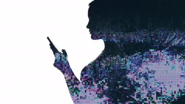 モバイル技術 Aiの未来 デジタル情報だ 二重露光ネオン輝くピクセルノイズでプロフィール女性シルエットで携帯電話を使用してホワイトブラックコピースペース背景 — ストック動画