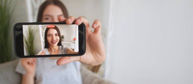 Video blogu. Canlı yayın. İçerik çekimleri. Çevrimiçi iletişim. Neşeli kadın nüfuzlu vlog ev içi boş alan kaydediyor.