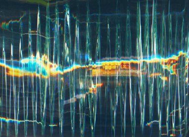 Arıza gürültüsü üst üste bindi. Parlayan objeler. Hasarlı ekran. Mavi turuncu yeşil ışık parlaklık kusurlu toz lekeleri koyu siyah çizimler soyut arkaplan.