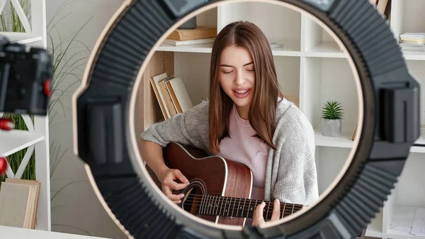 Μουσικό Βίντεο Μάθημα Κιθάρας Online Φροντιστήριο Χαρούμενη Χαμογελαστή Γυναίκα Που — Φωτογραφία Αρχείου