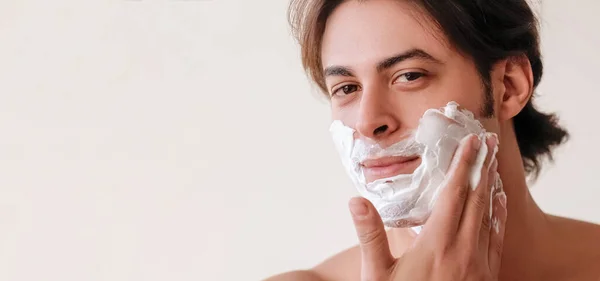 Crema Afeitar Tratamiento Aseo Higiene Matinal Hombre Atractivo Aplicando Rutina —  Fotos de Stock