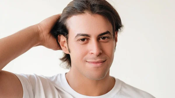 Erkek Saçı Bakımı Kendine Güvenen Ifade Çekici Bir Adam Saç — Stok fotoğraf