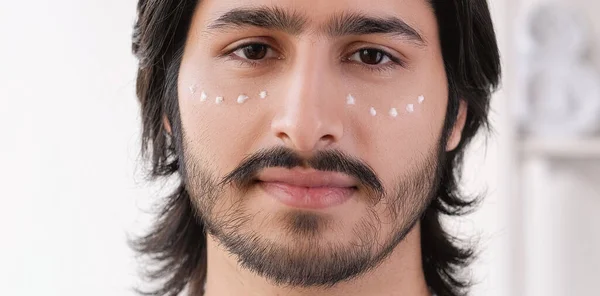 Huden Återfuktande Ansiktsvård Attraktiv Säker Man Med Skägg Mustasch Vit — Stockfoto