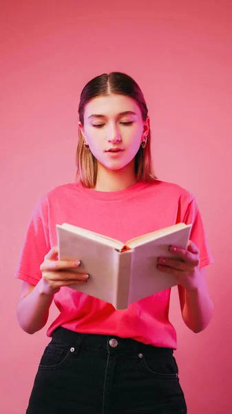 Kitap Okuma Öğrenciyim Bir Neon Rengi Pembe Arka Planda Izole — Stok fotoğraf