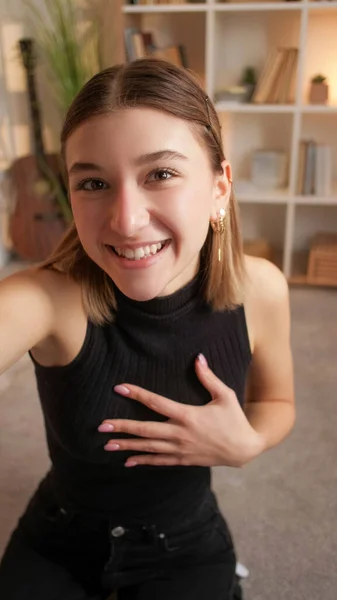 Vlog射击 有影响力的女孩 微笑友善的女人创造视频内容在线直播与追随者在家里聊天 — 图库照片