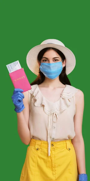 Zomervakantie Pandemisch Toerisme Positieve Vrouw Beschermende Masker Handschoenen Wachten Paspoort — Stockfoto