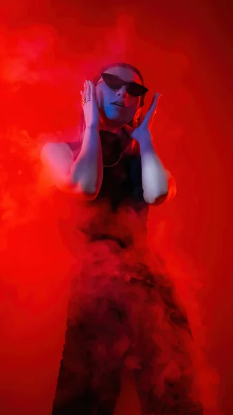 Neon Röker Människor Mode Kvinna Porträtt Snygg Flicka Svart Trendiga — Stockfoto