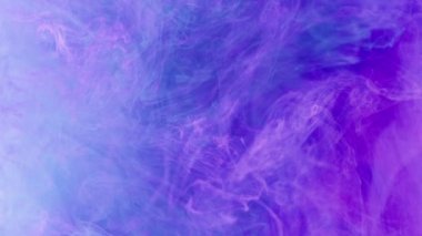 Renk dumanı. Sis dokusu. Mürekkep akışı. Gökyüzü bulanıklığı. Neon mor buhar bulutu. Kırmızı üzerine dalga hareketinin soyut sanat arkaplan görüntüsü..