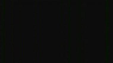 Dijital bozulma. Arıza sesi. Geçiş efekti. Siyah soyut arkaplanda yeşil renk yanıp sönen statik çizgiler, elektronik eserler, elektronik arıza..