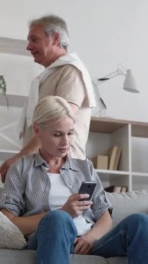 Dikey video. Aile sırrı. Evli bir çift. Orta yaşlı bir adam cep telefonundan bilgi sızdırıyor. Karısının telefon kulübesinde oturuyor..