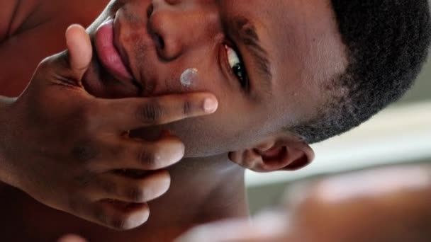 垂直ビデオ 顔のクリーム アンチエイジングスキンケア 保湿治療 目の皮膚の下に適用される自信のある男の閉鎖は化粧品を栄養 — ストック動画