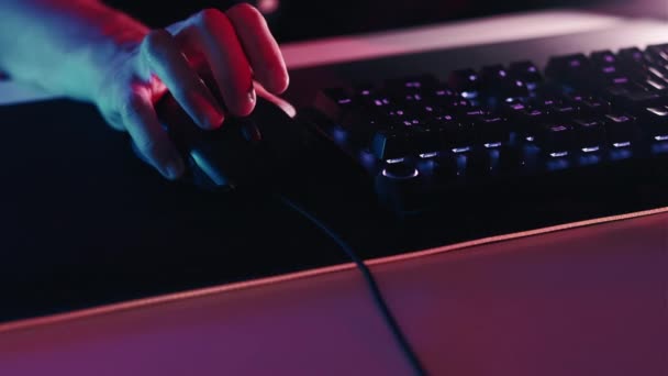 舔老鼠的时候网络游戏 在线娱乐 男子手玩比赛程序员在夜间黑暗中工作 — 图库视频影像