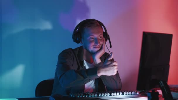 Satisfied Gamer Gesture Online Gaming Smiling Man Showing Thumb Seamless — Stock Video