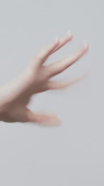 Вертикальное Видео Выбей Знак Уходи Жест Женщина Пальцы Давая Noogie — стоковое видео
