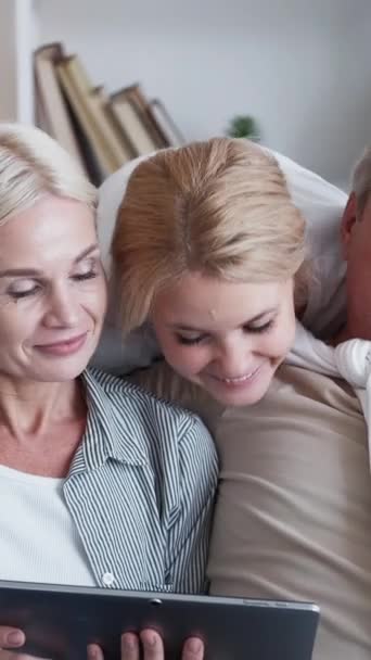 Lodret Video Planlægningsrejse Lykkelig Familie Nyder Hvile Inspireret Datter Omfavne – Stock-video