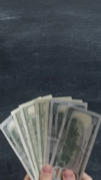 Vertikales Video Geld Gestikuliert Finanzbetrug Frau Stiehlt Mann Dollar Ventilator — Stockvideo