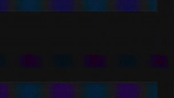 デジタルグリッチコンピュータ歪み 通信障害だ 濃い黒の抽象的な背景に青い紫色の粒状ノイズのアーティファクト — ストック動画