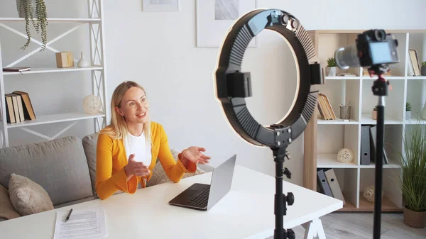 Biznes Vlog Trenowanie Online Transmisja Żywo Pozytywny Sukces Kobieta Influencer — Zdjęcie stockowe