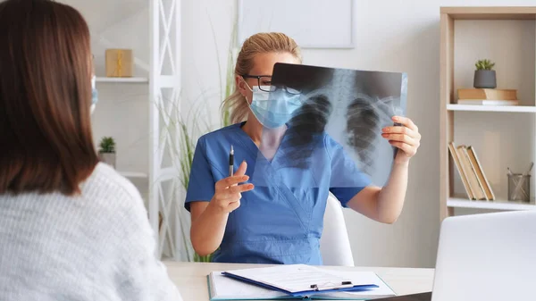 Ray Examination Skeleton Radiology Woman Doctor Surgeon Holding Film Scan — Stock Photo, Image