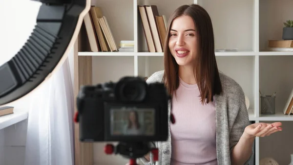 Video Vlogging Entrenamiento Línea Atractiva Mujer Feliz Blogger Creando Contenido — Foto de Stock