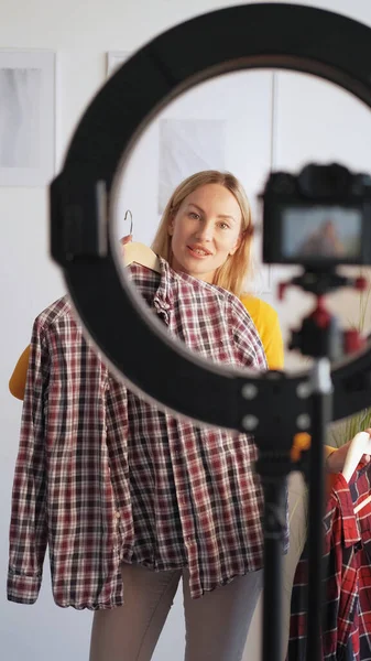 Moda Vlog Revisión Ropa Línea Sonriente Mujer Estilista Grabación Vídeo — Foto de Stock