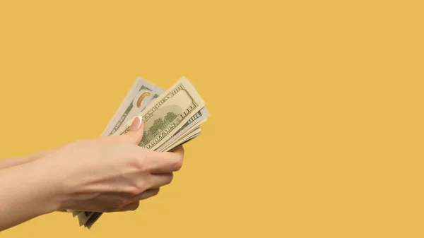 Сберегательный Счет Жест Рукой Женщина Считает Доллары Оранжевом Желтом Фоне — стоковое фото