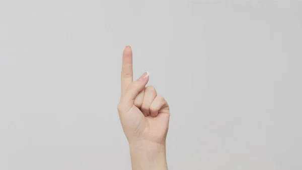 Gesto Mão Número Mulher Apontando Dedo Para Cima Fundo Cinza — Fotografia de Stock